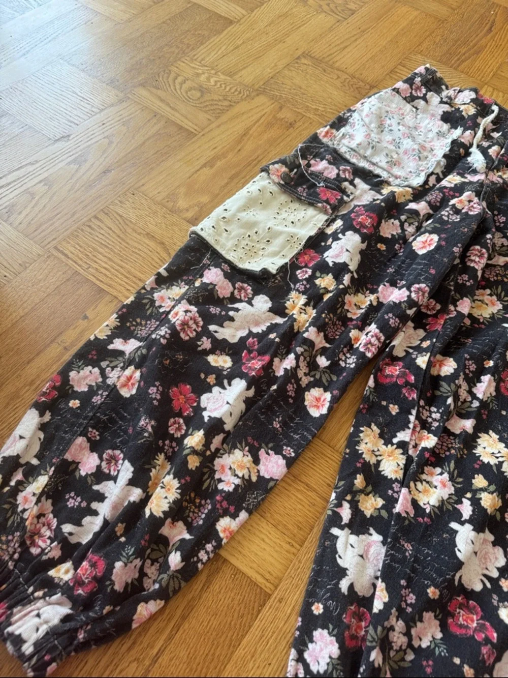 POL Floral Patchwork Boho Cargo Jogger Pants Size M - Picture 5 of 6